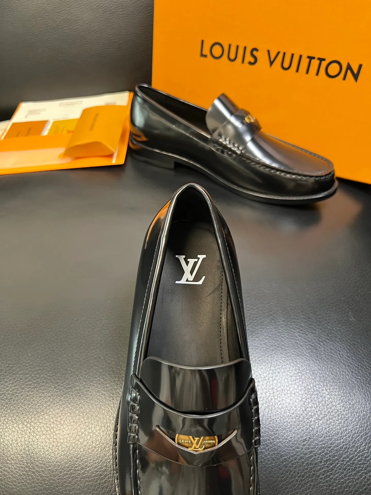Men's shoes 💰920 Lv high quality top crafts Louis Vuitton leather shoes counter synchronized with original factory configuration, uppers imported from Italy, imported water-dyed cowhide lining, soles: original genuine leather soles specially provided by the original factory, original factory and single goods, welcome to compare, code number 39-44 (customized 38 45 46)